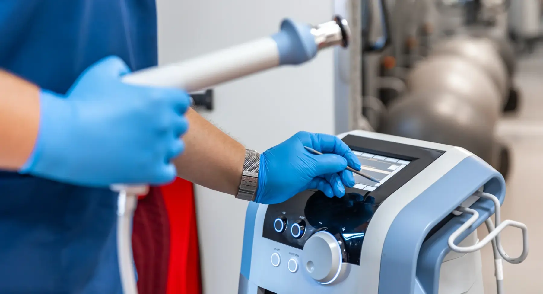 shock-wave-therapy-device-with-male-doctor-hands-rubber-gloves (6)